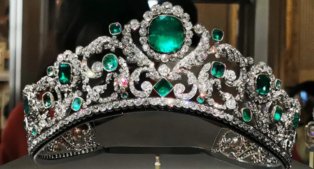 corona-de-diamates-y-esmeraldas-Colombianas--scaled.jpg
